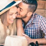 Comment transformer une sortie banale en soirée coquine?