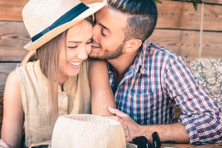 Comment transformer une sortie banale en soirée coquine?